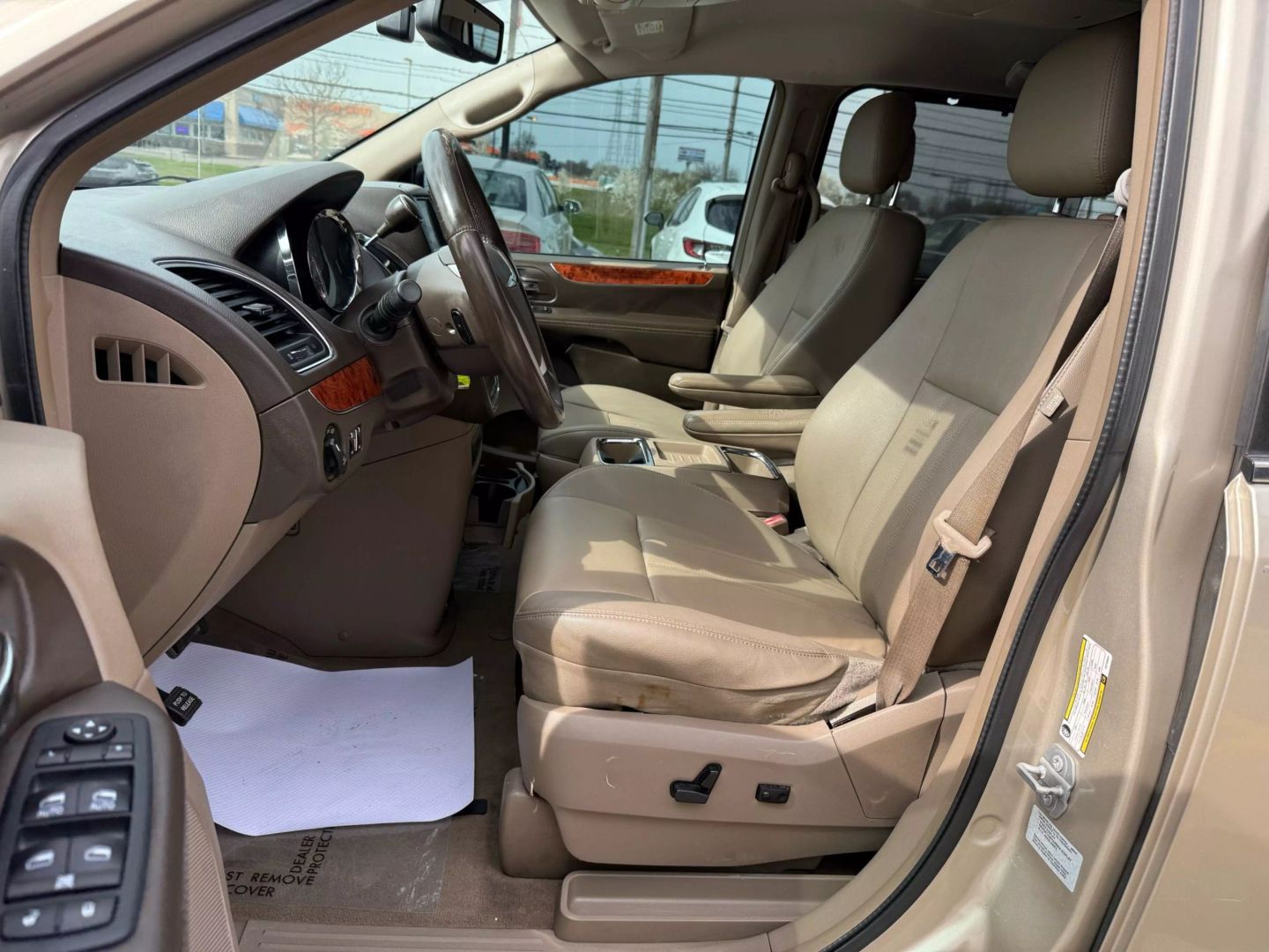 2016 Chrysler Town & Country - Image 17