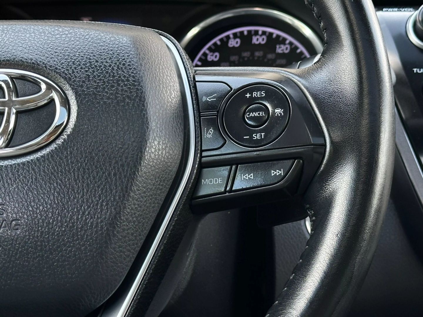2020 Toyota Camry Hybrid - Image 28