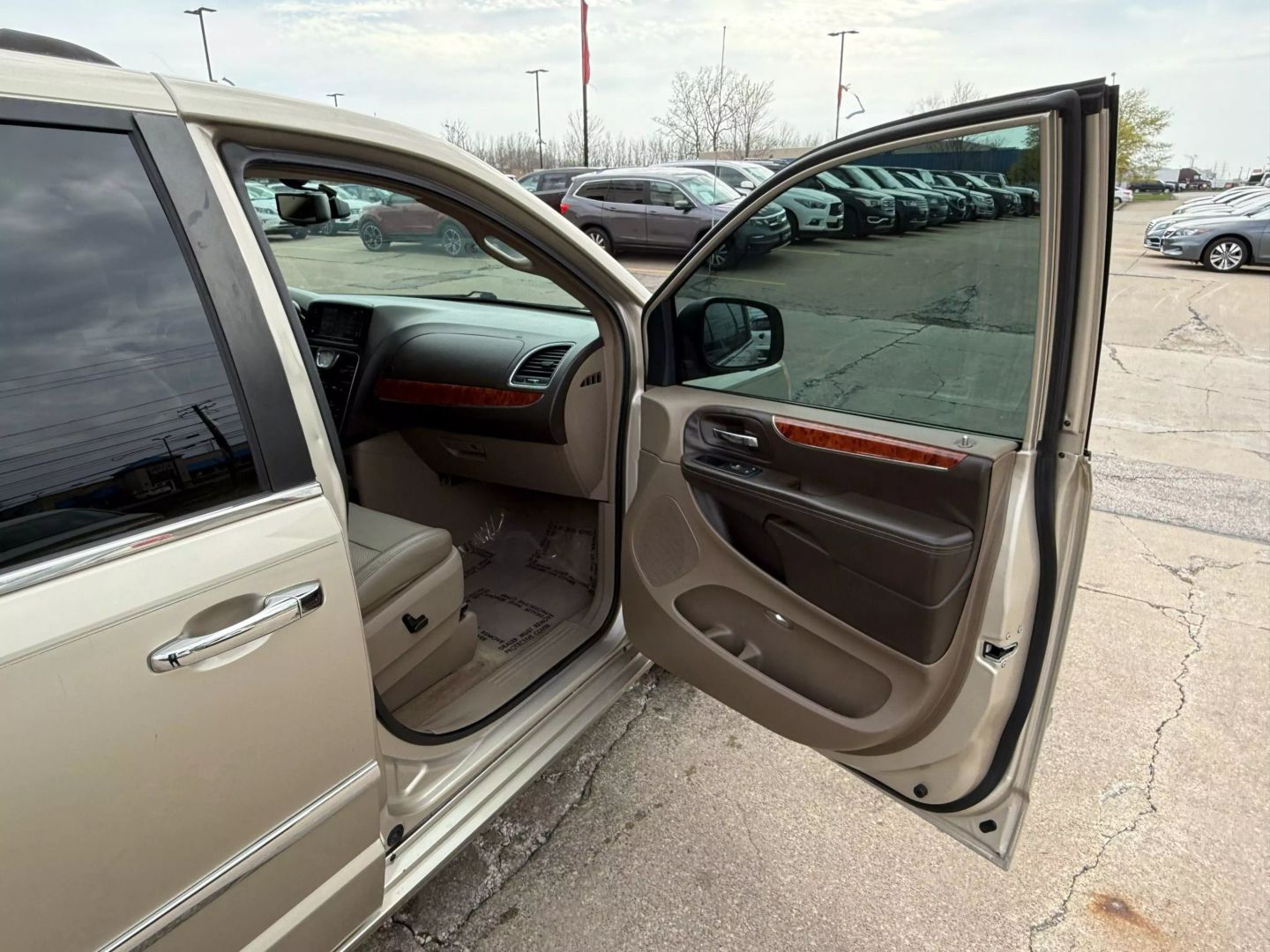 2016 Chrysler Town & Country - Image 29