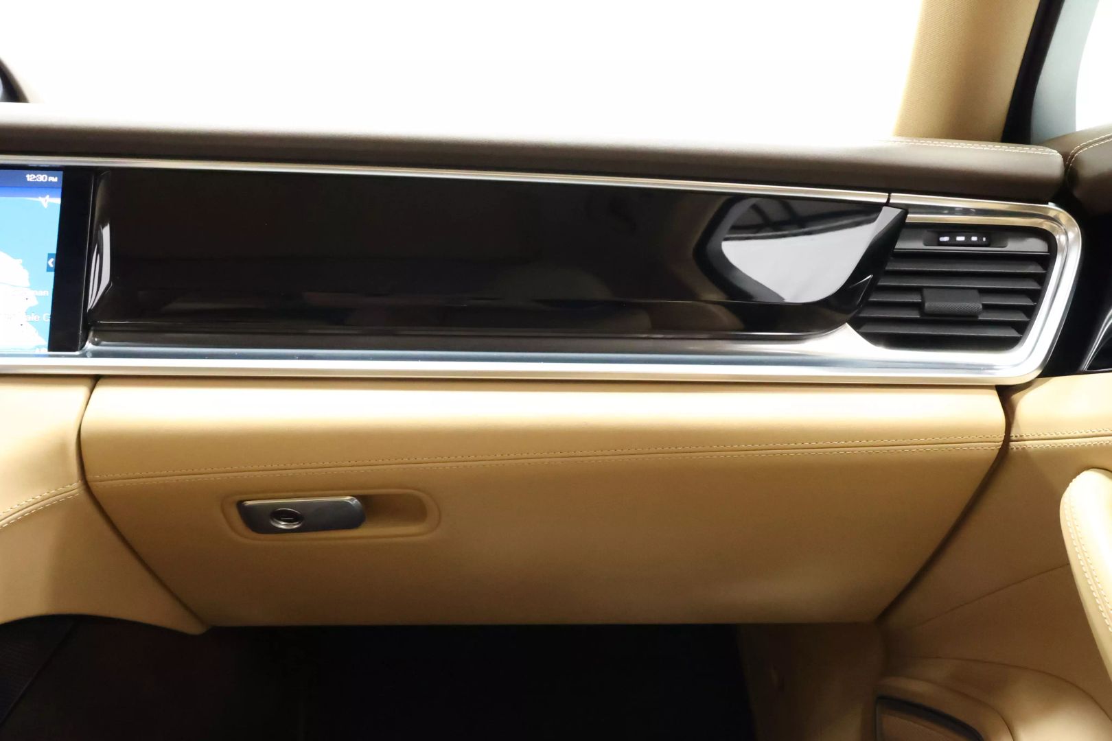 2017 Porsche Panamera - Image 96