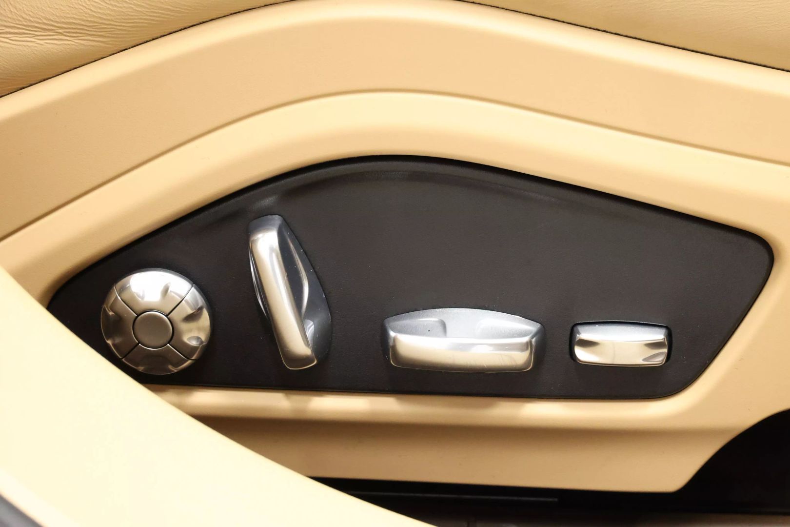 2017 Porsche Panamera - Image 89