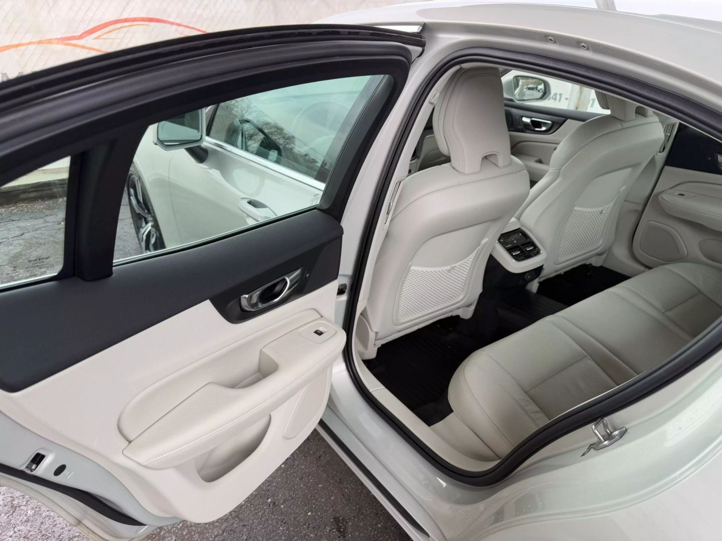 2022 Volvo S60 - Image 17