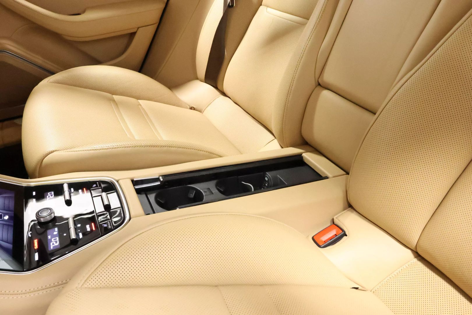 2017 Porsche Panamera - Image 56