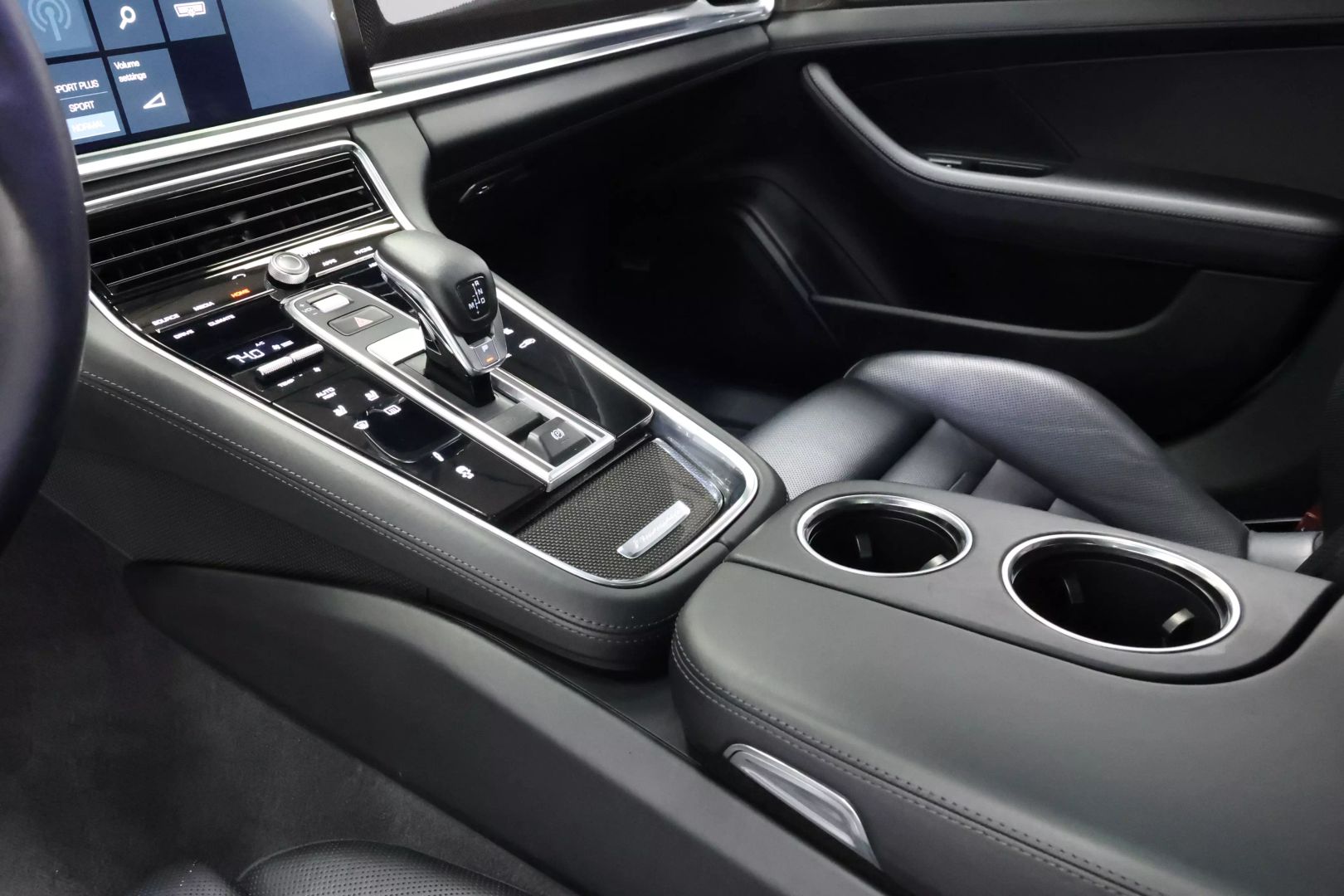 2017 Porsche Panamera - Image 45