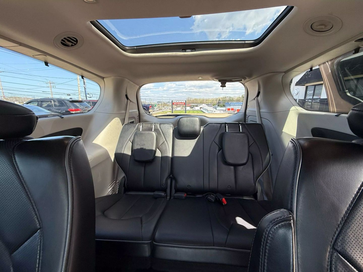2017 Chrysler Pacifica - Image 24