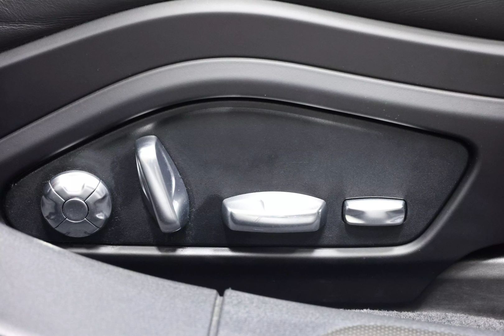 2017 Porsche Panamera - Image 107