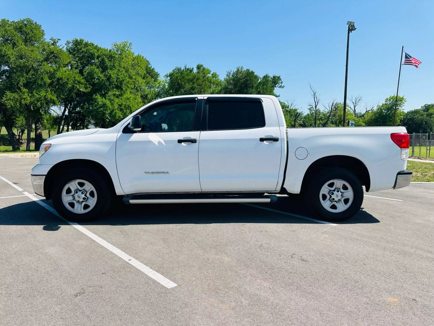 2010 Toyota Tundra Crewmax - Image 2