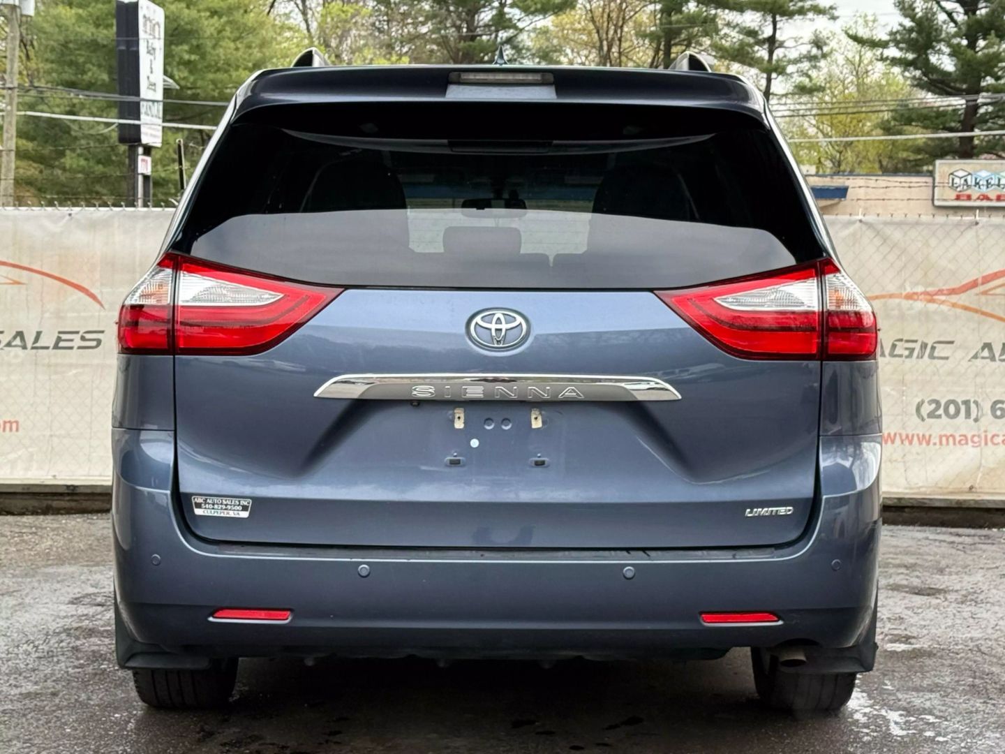 2017 Toyota Sienna - Image 10