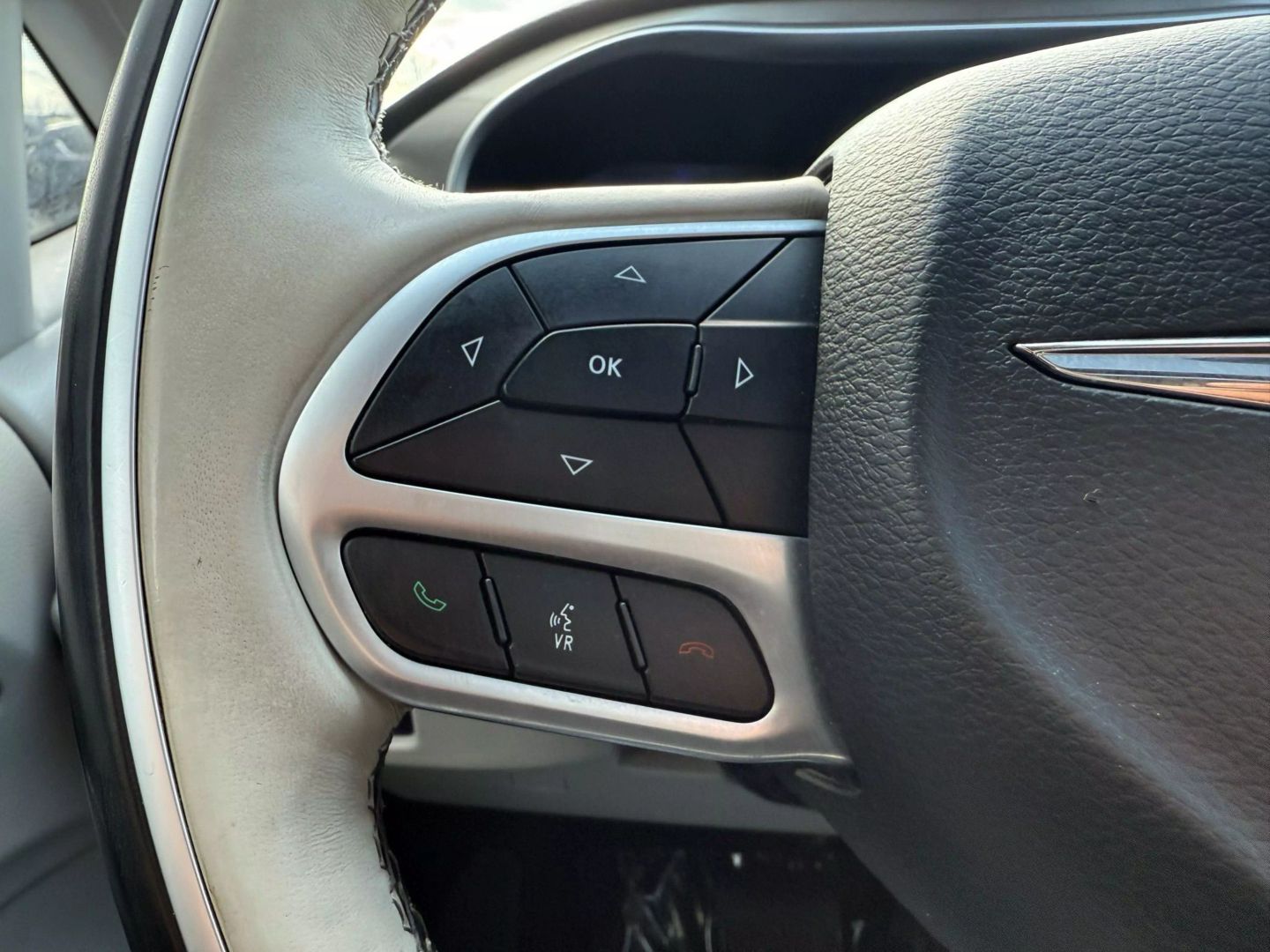 2017 Chrysler Pacifica - Image 39