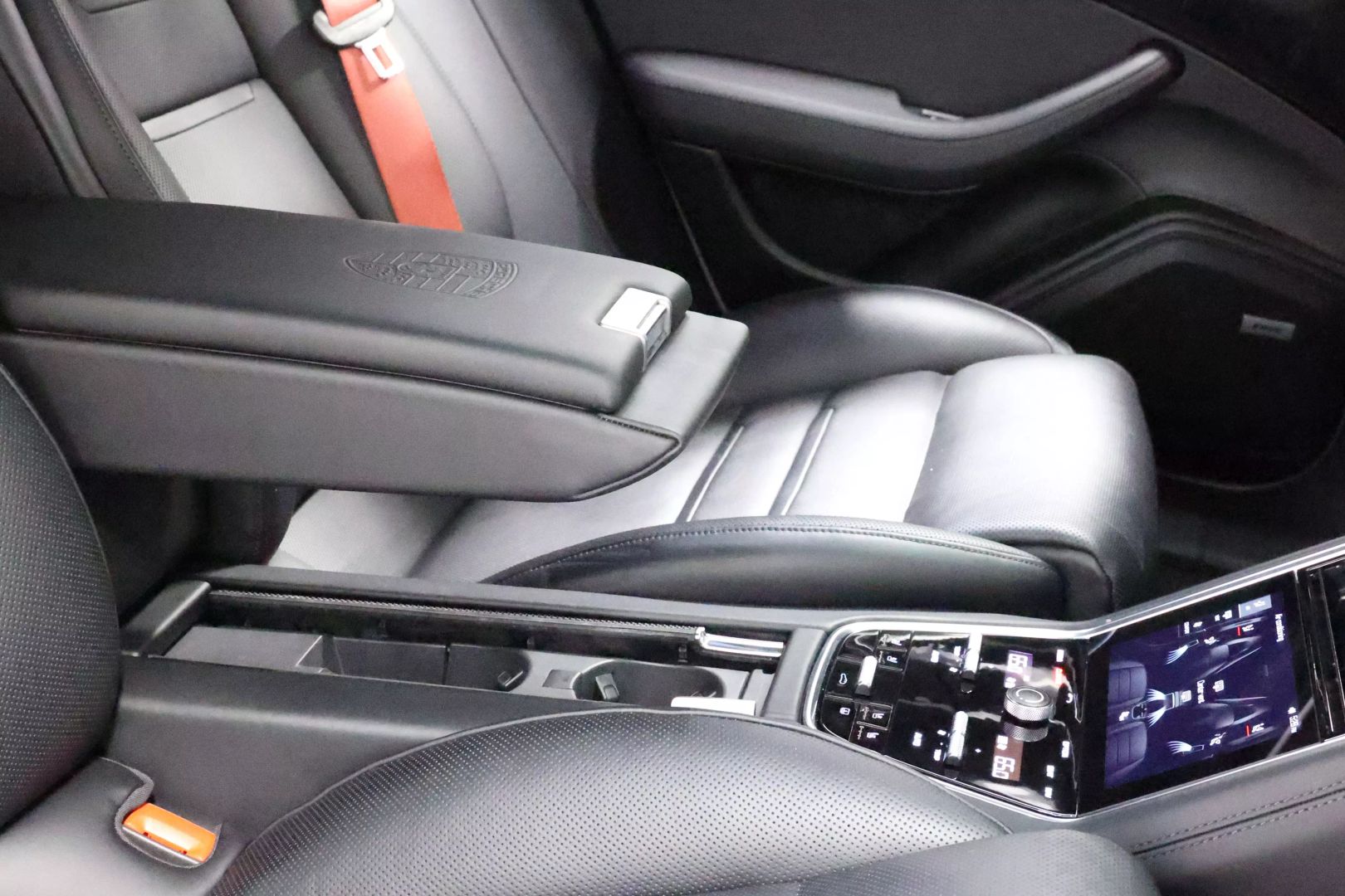 2017 Porsche Panamera - Image 87