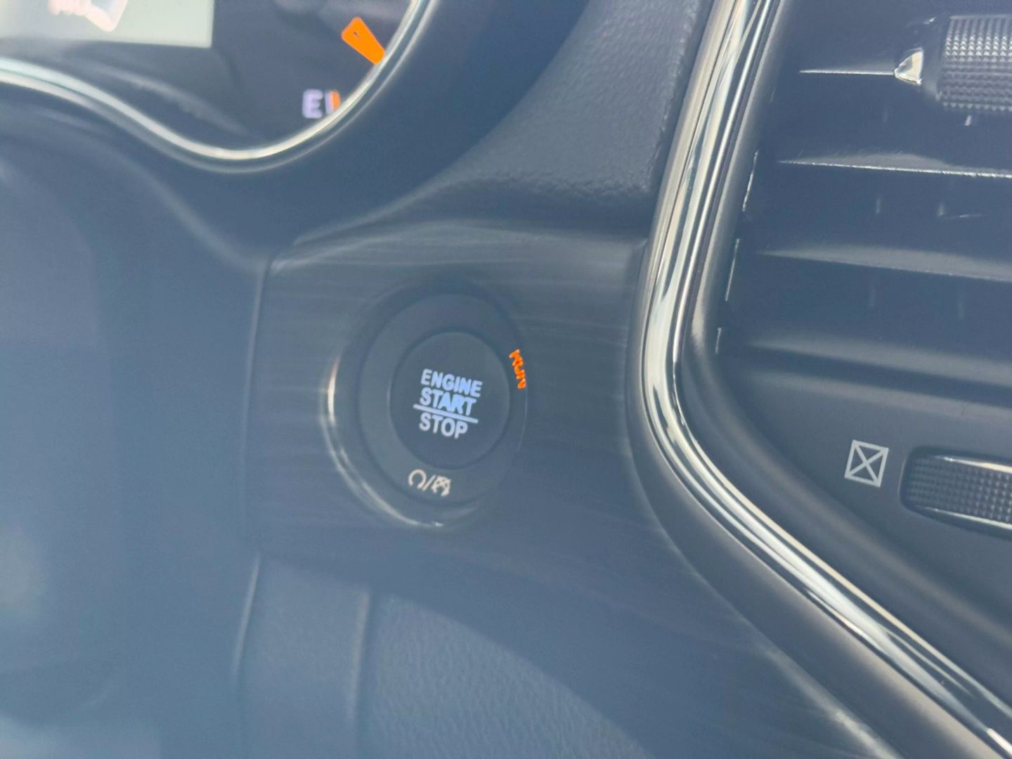 2019 Jeep Grand Cherokee - Image 29