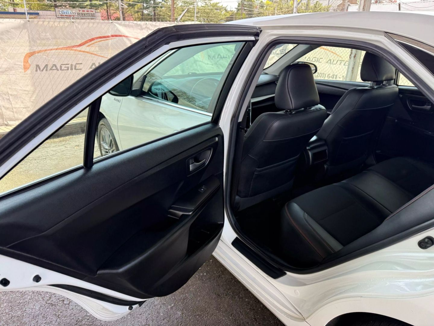 2016 Toyota Camry - Image 17
