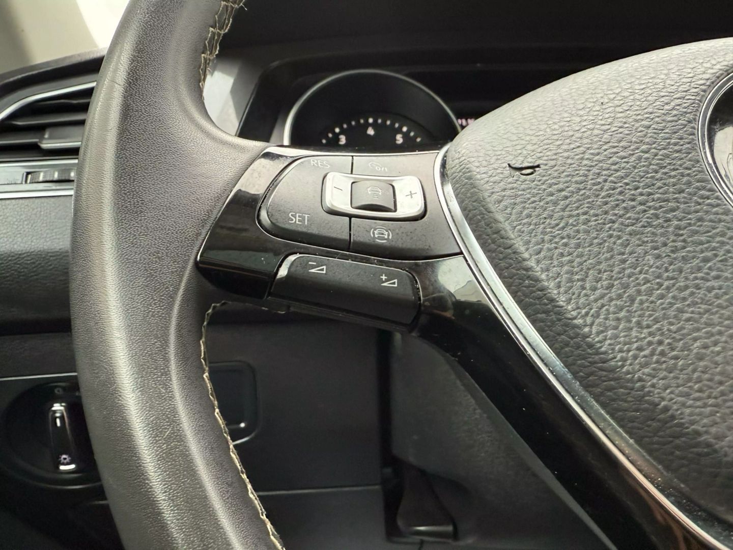 2021 Volkswagen Tiguan - Image 30