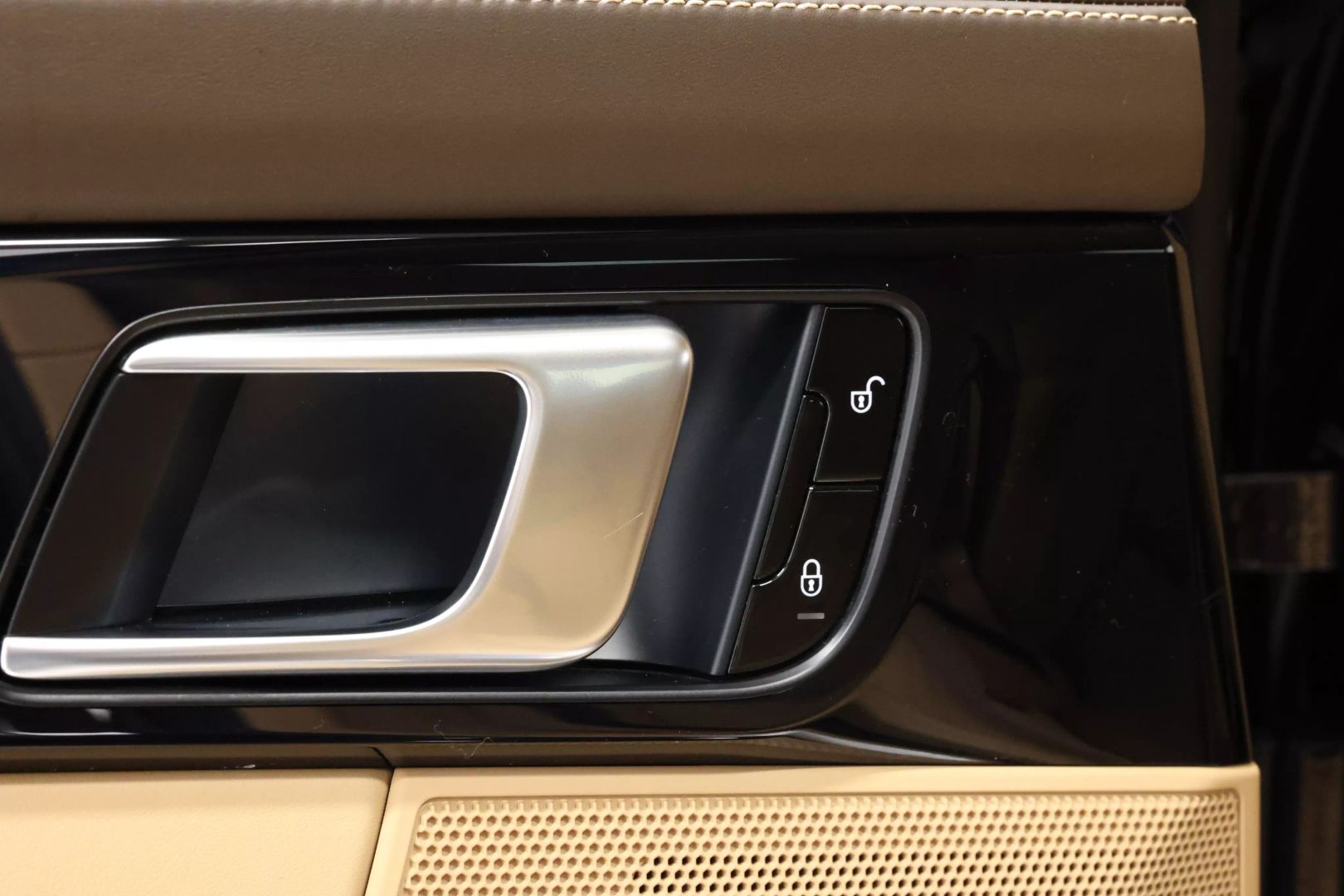 2017 Porsche Panamera - Image 50