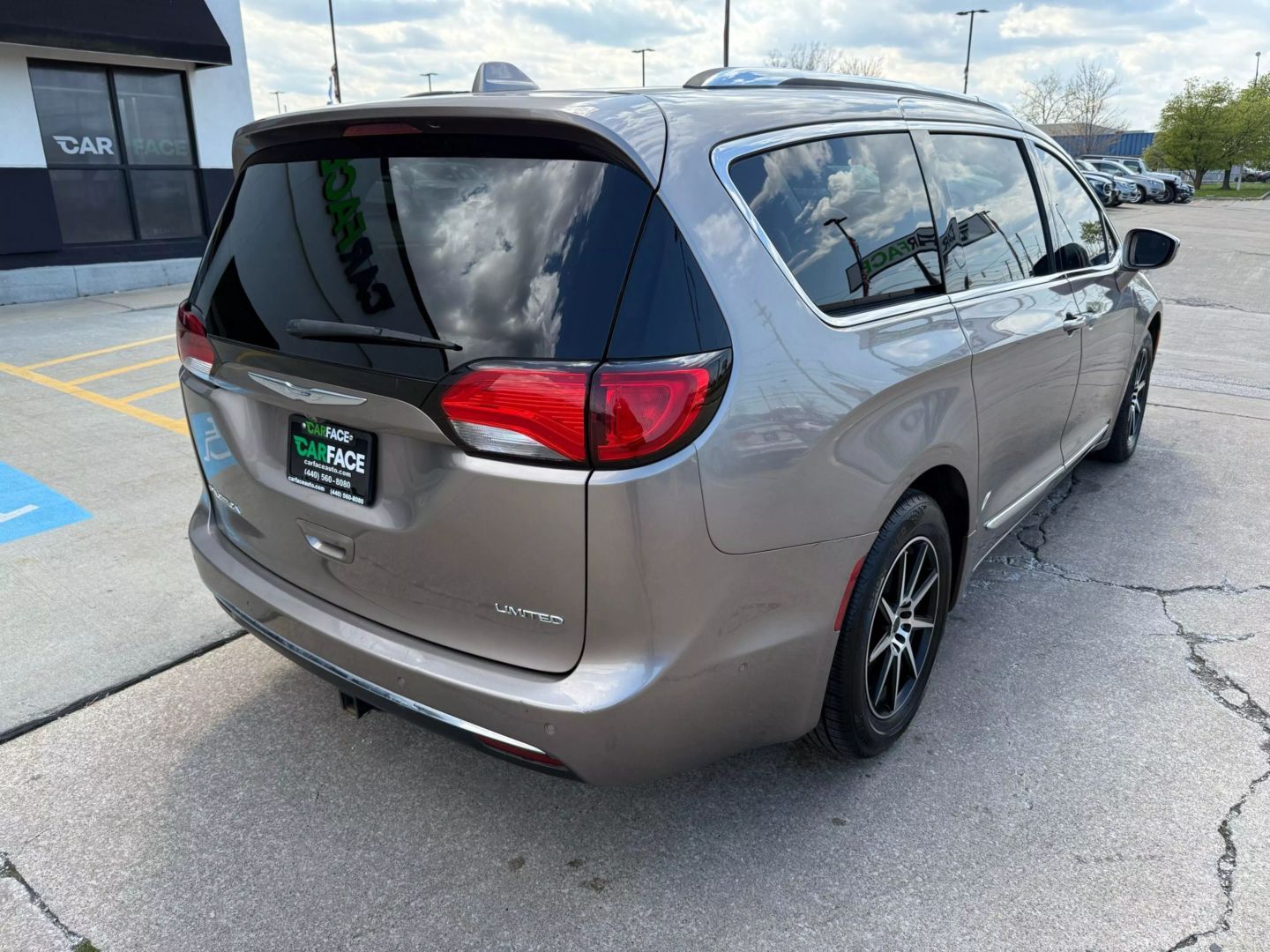 2017 Chrysler Pacifica - Image 14