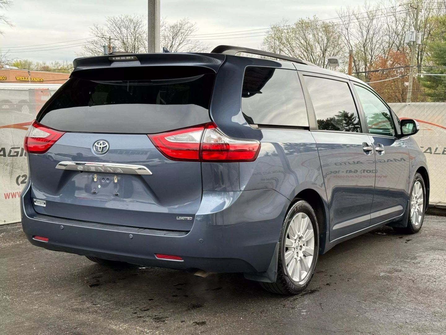 2017 Toyota Sienna - Image 11