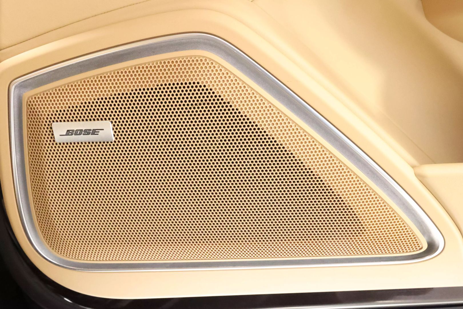 2017 Porsche Panamera - Image 70