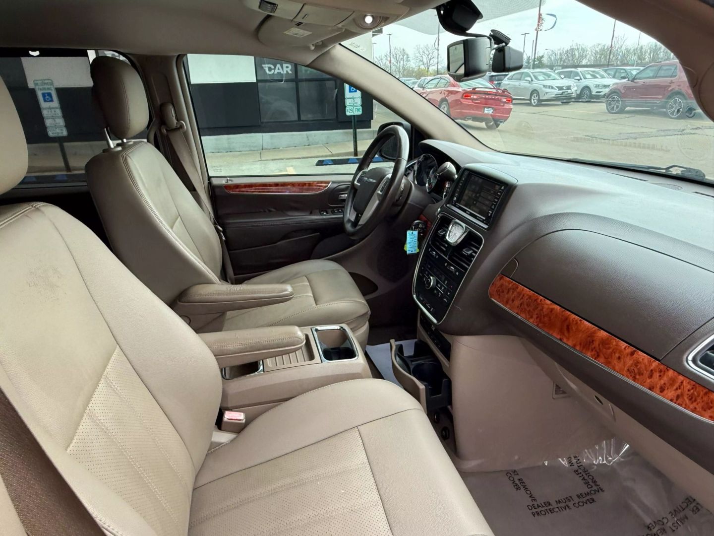 2016 Chrysler Town & Country - Image 30