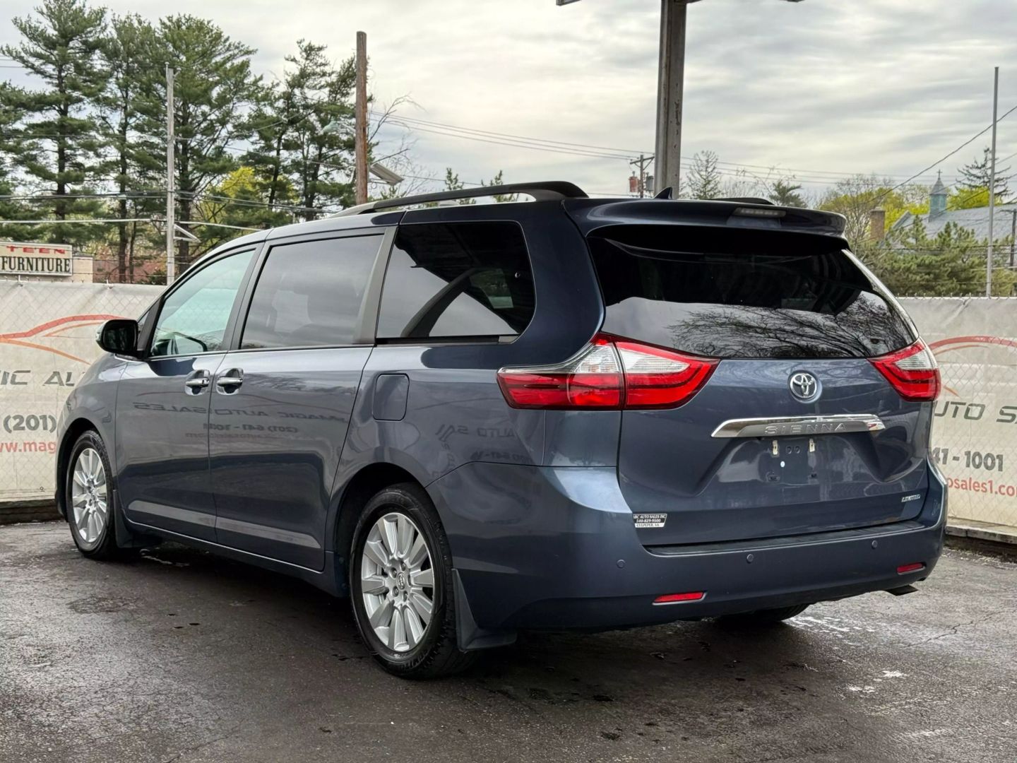 2017 Toyota Sienna - Image 9