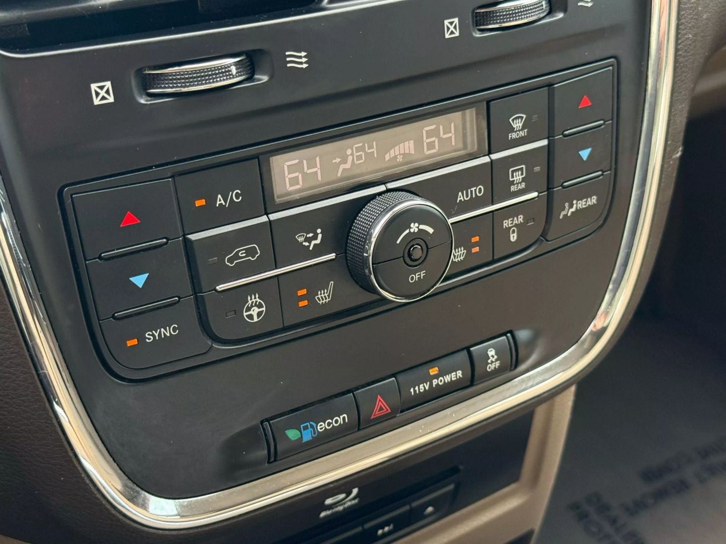 2016 Chrysler Town & Country - Image 44