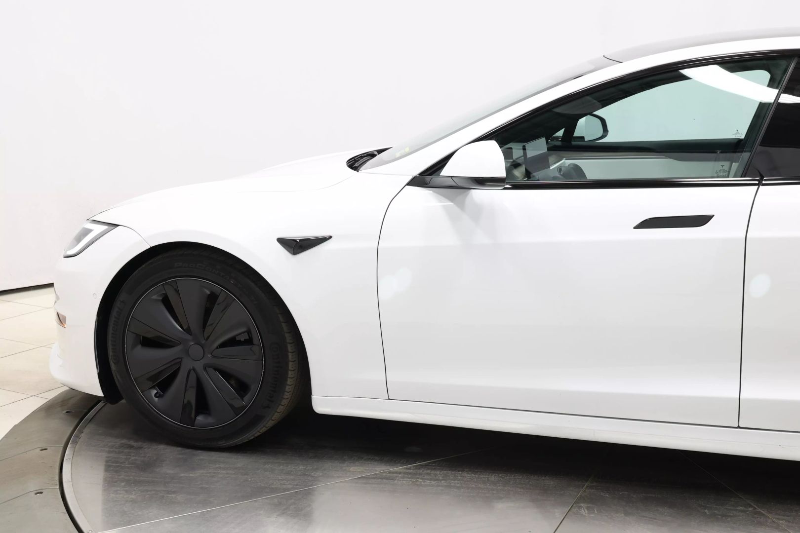 2022 Tesla Model S - Image 7