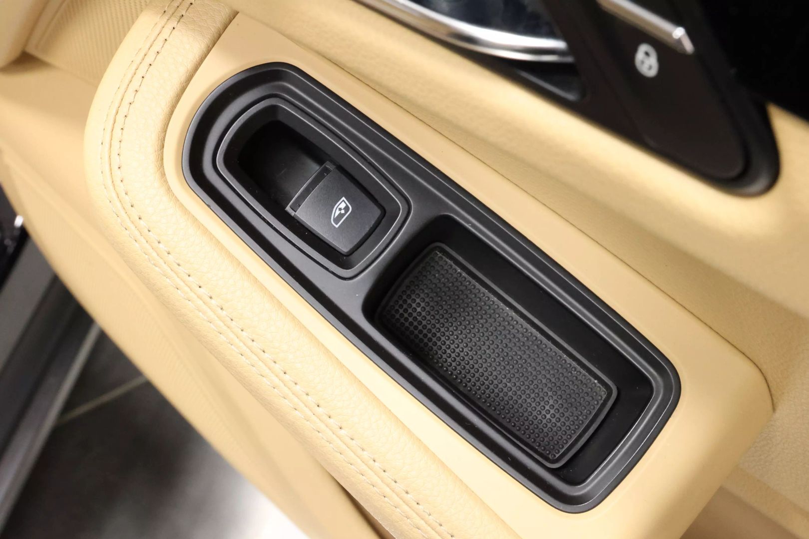2016 Porsche Macan - Image 74