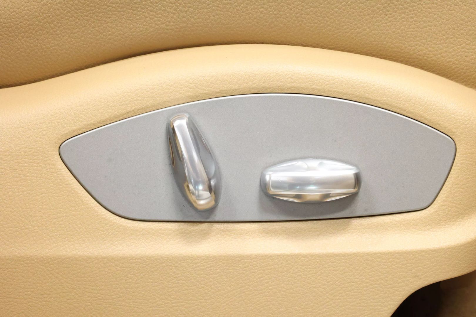 2016 Porsche Macan - Image 77