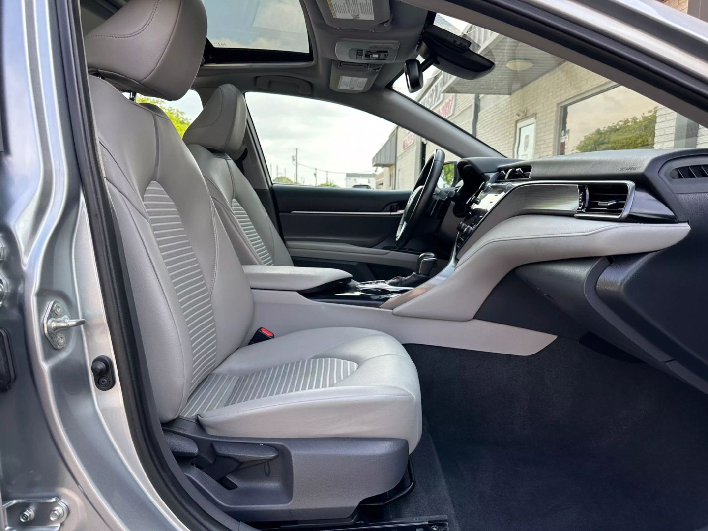 2020 Toyota Camry Hybrid - Image 21