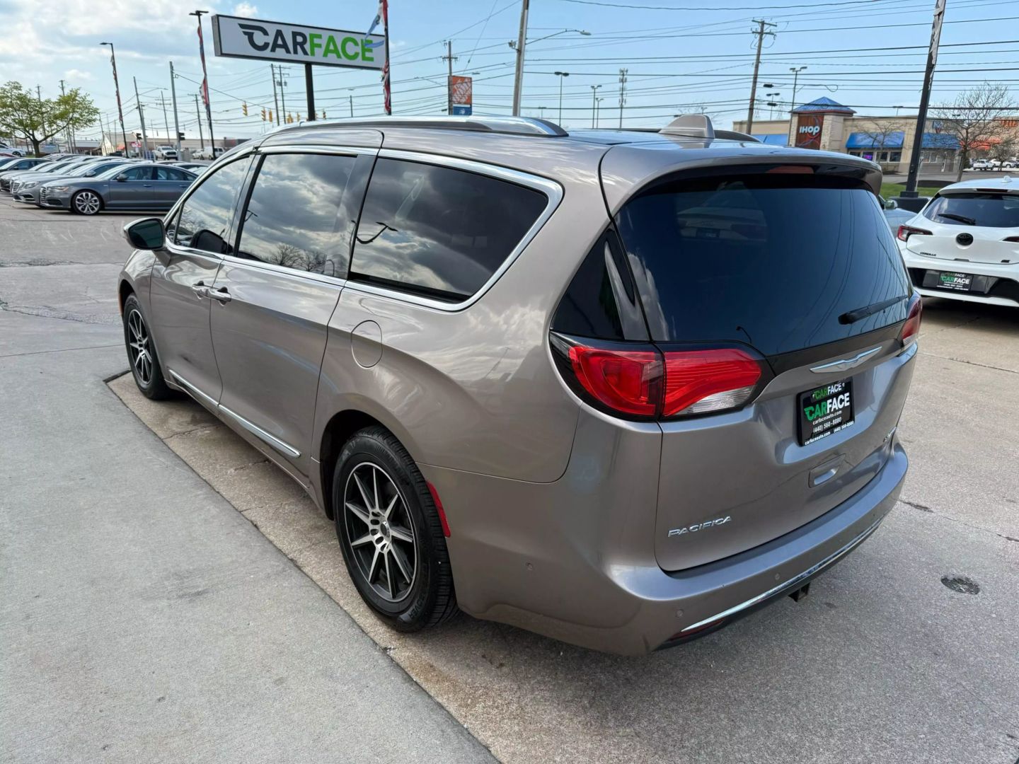 2017 Chrysler Pacifica - Image 8