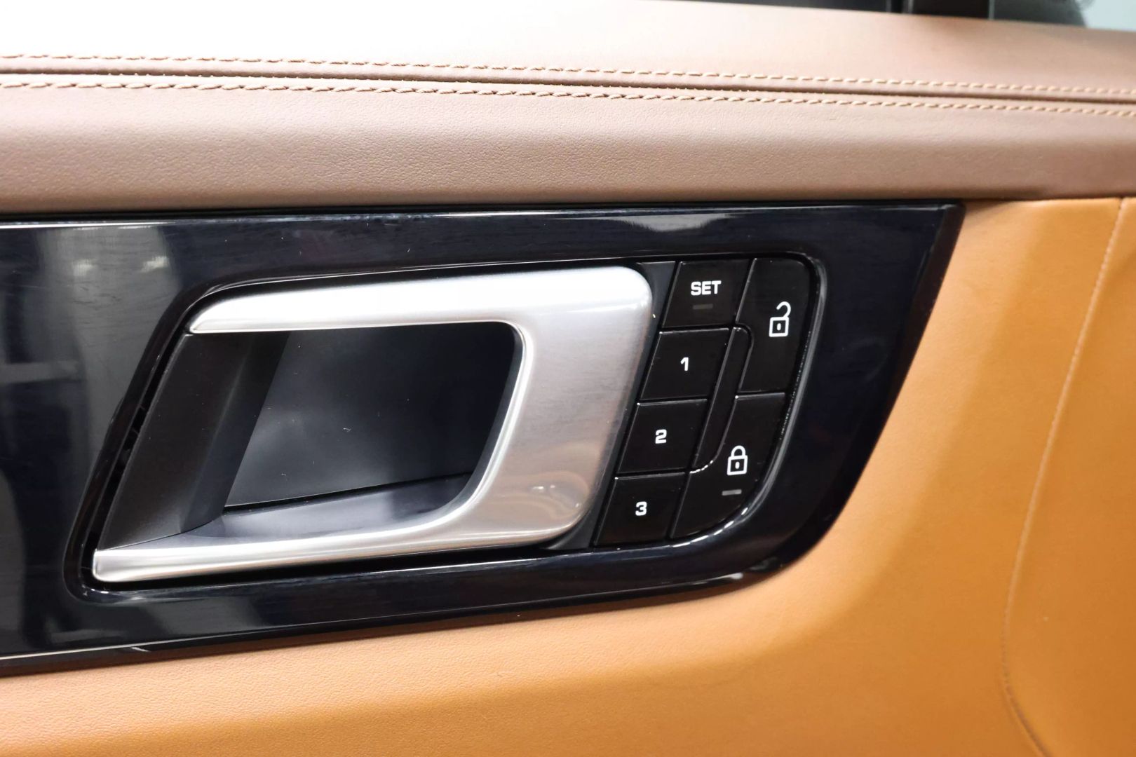 2021 Porsche Cayenne Coupe - Image 11