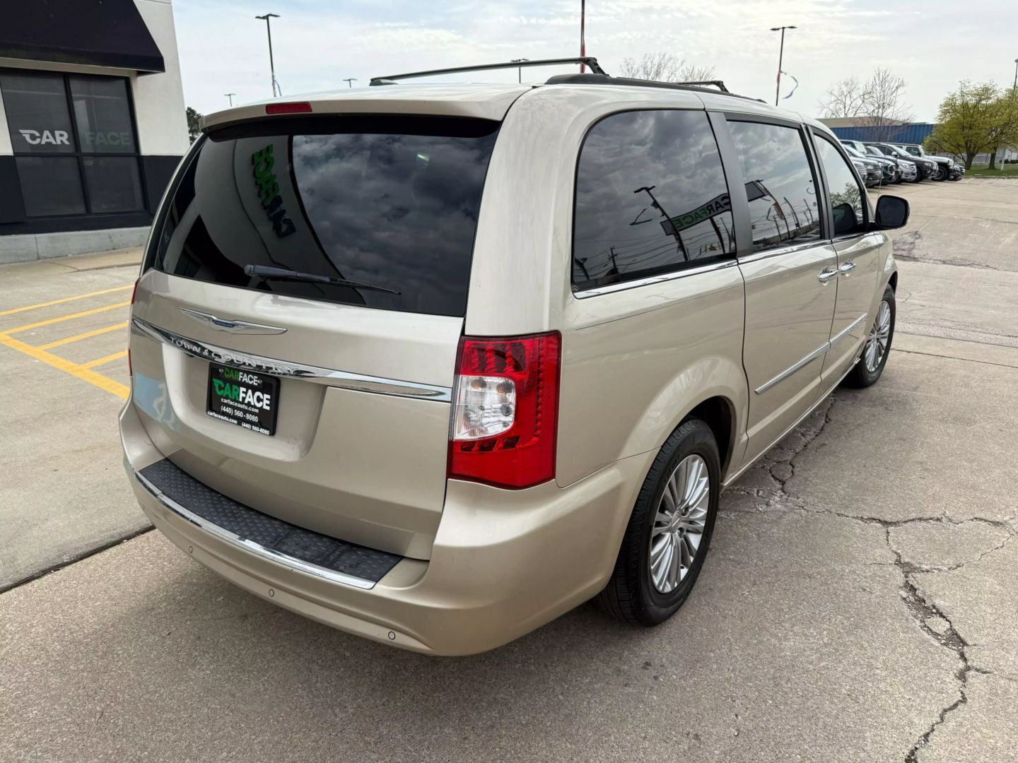 2016 Chrysler Town & Country - Image 13