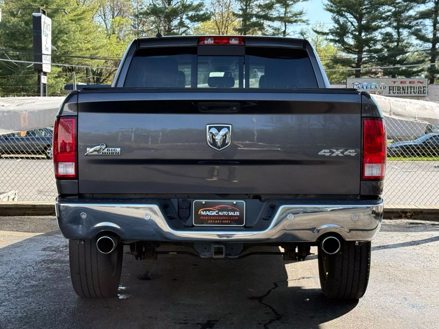 2017 Ram 1500 Crew Cab - Image 10