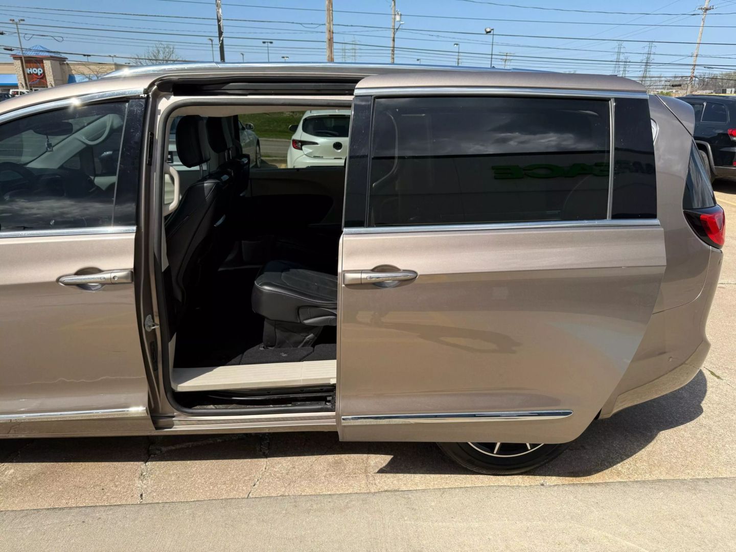 2017 Chrysler Pacifica - Image 20
