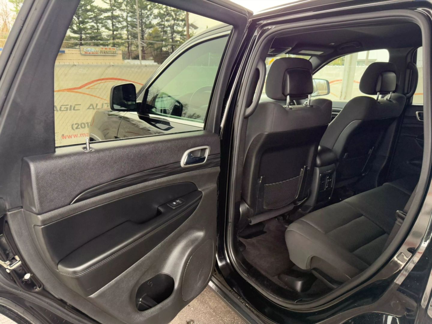 2019 Jeep Grand Cherokee - Image 17