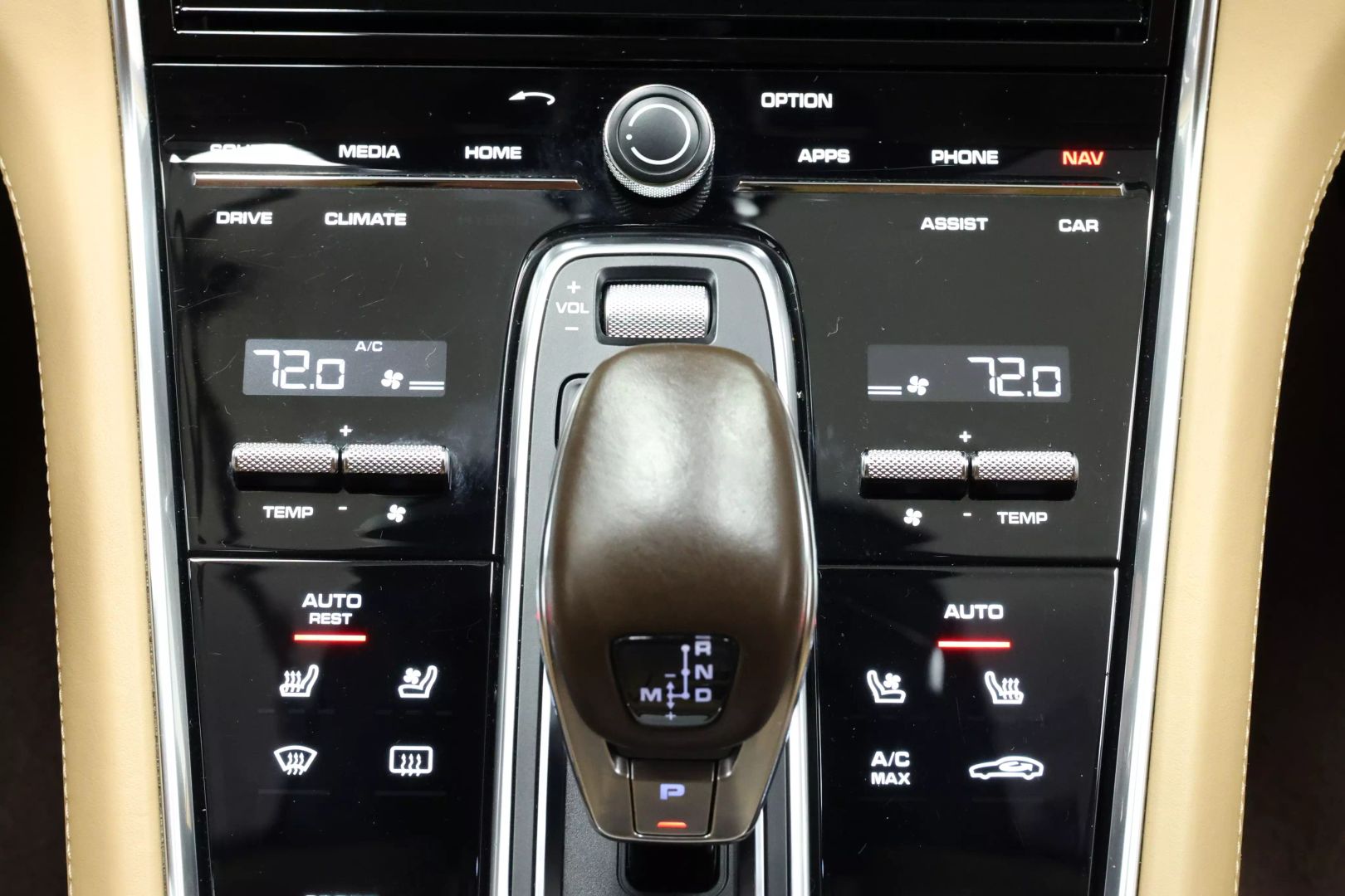 2017 Porsche Panamera - Image 39