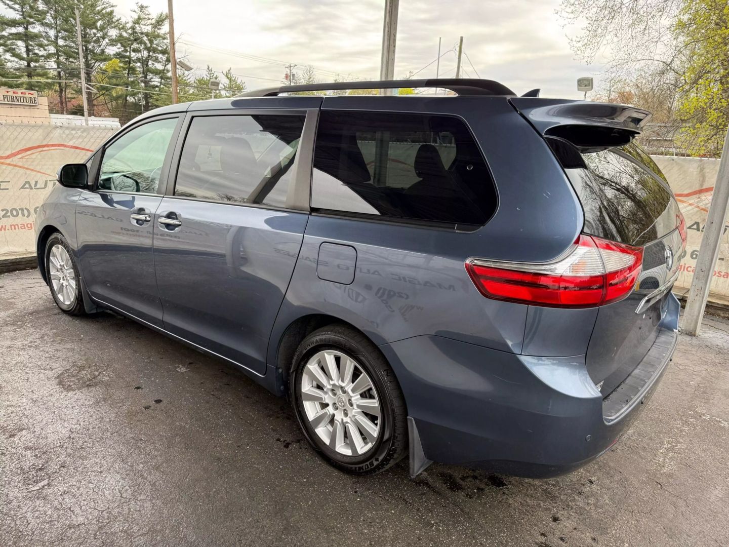 2017 Toyota Sienna - Image 13