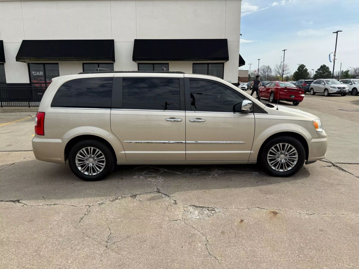 2016 Chrysler Town & Country - Image 15