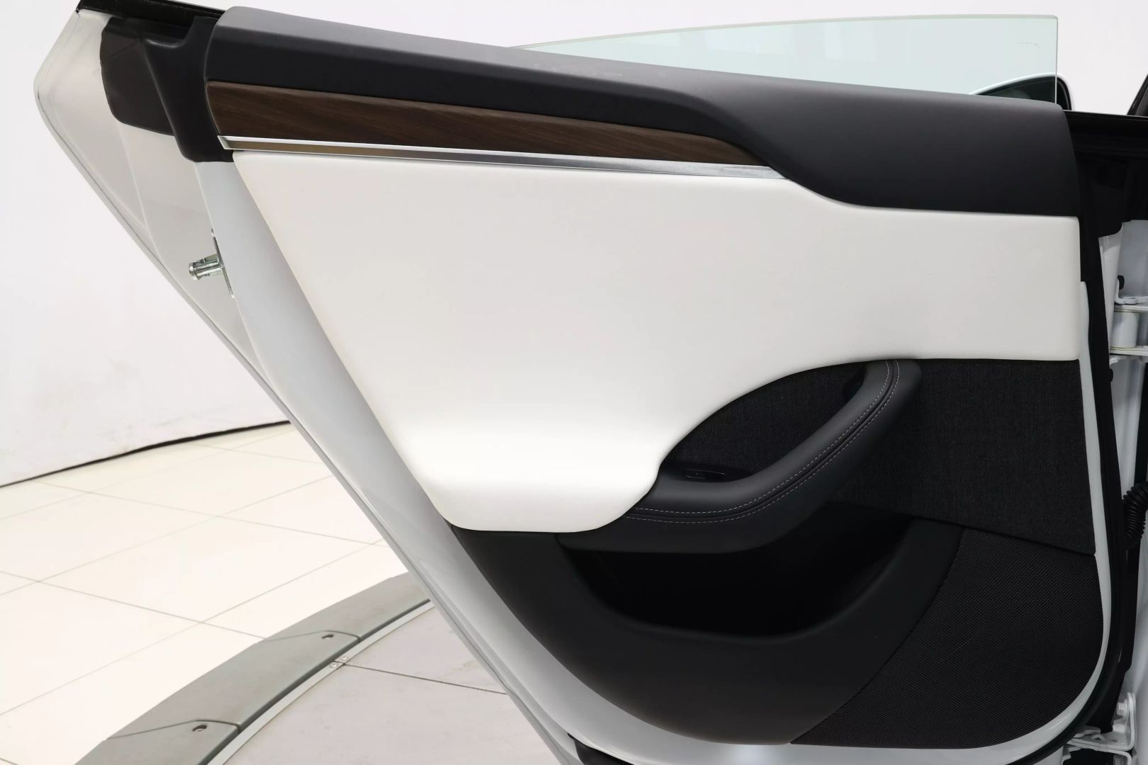 2022 Tesla Model S - Image 42