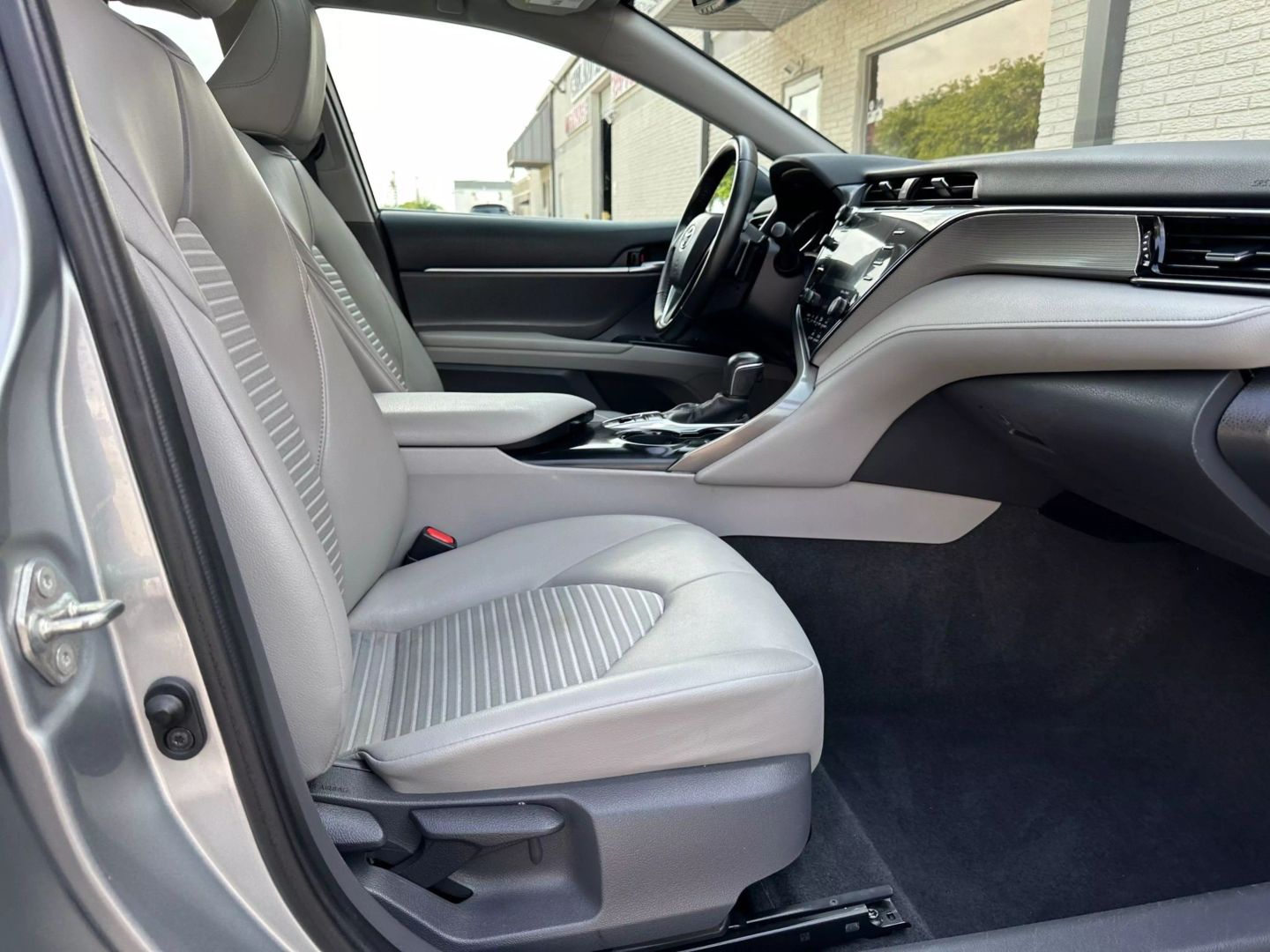 2020 Toyota Camry Hybrid - Image 20