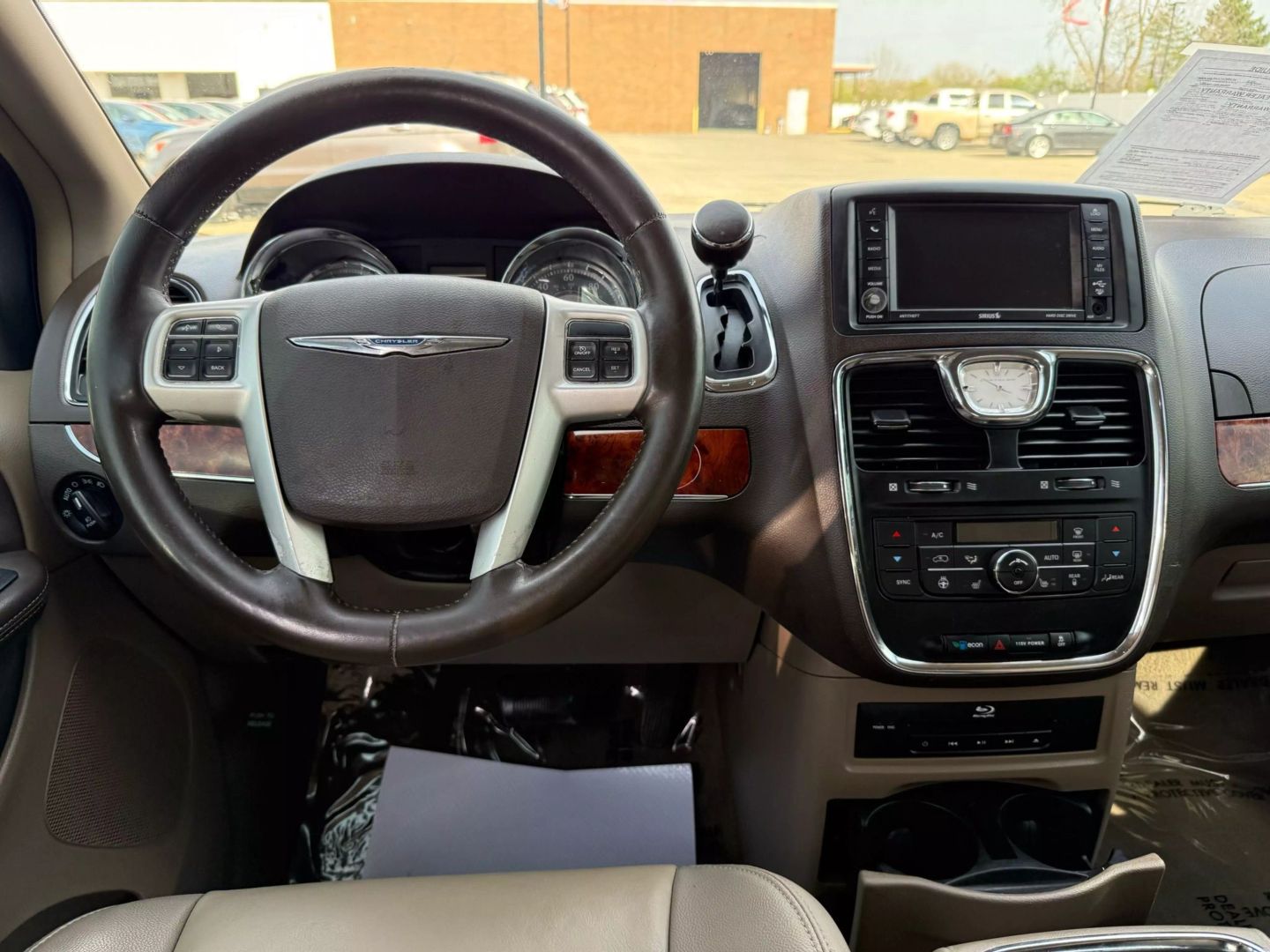 2016 Chrysler Town & Country - Image 31
