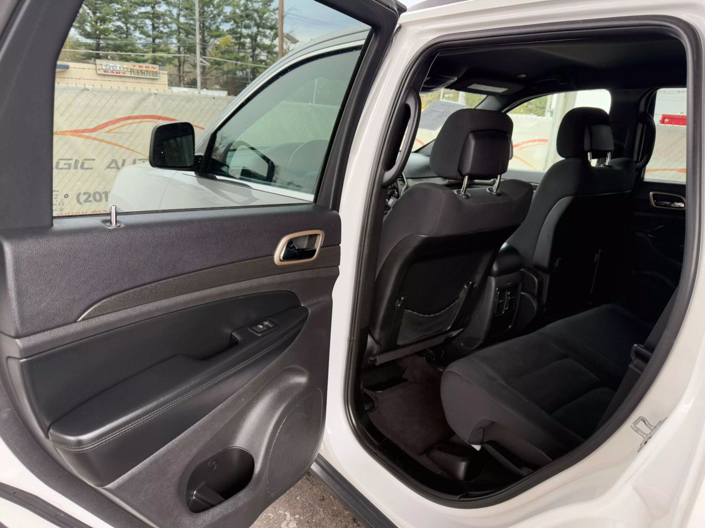 2017 Jeep Grand Cherokee - Image 17
