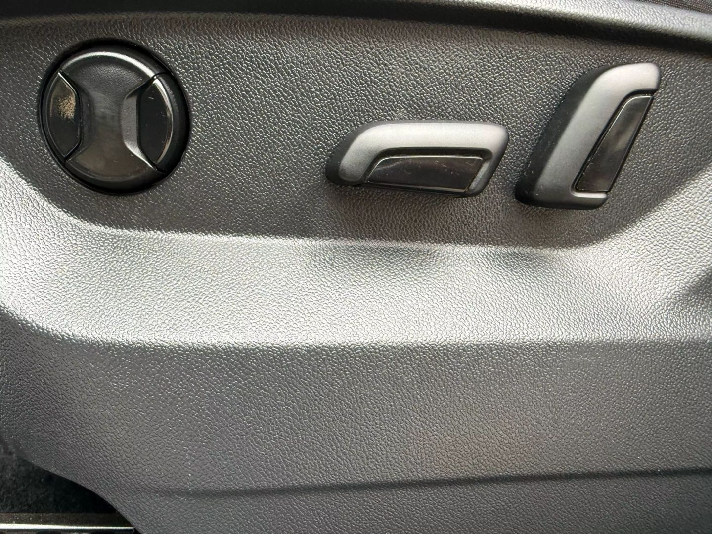 2021 Volkswagen Tiguan - Image 18