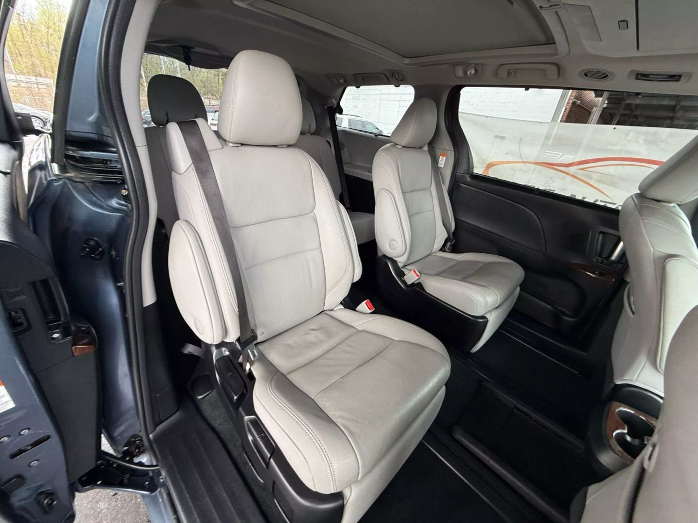 2017 Toyota Sienna - Image 25