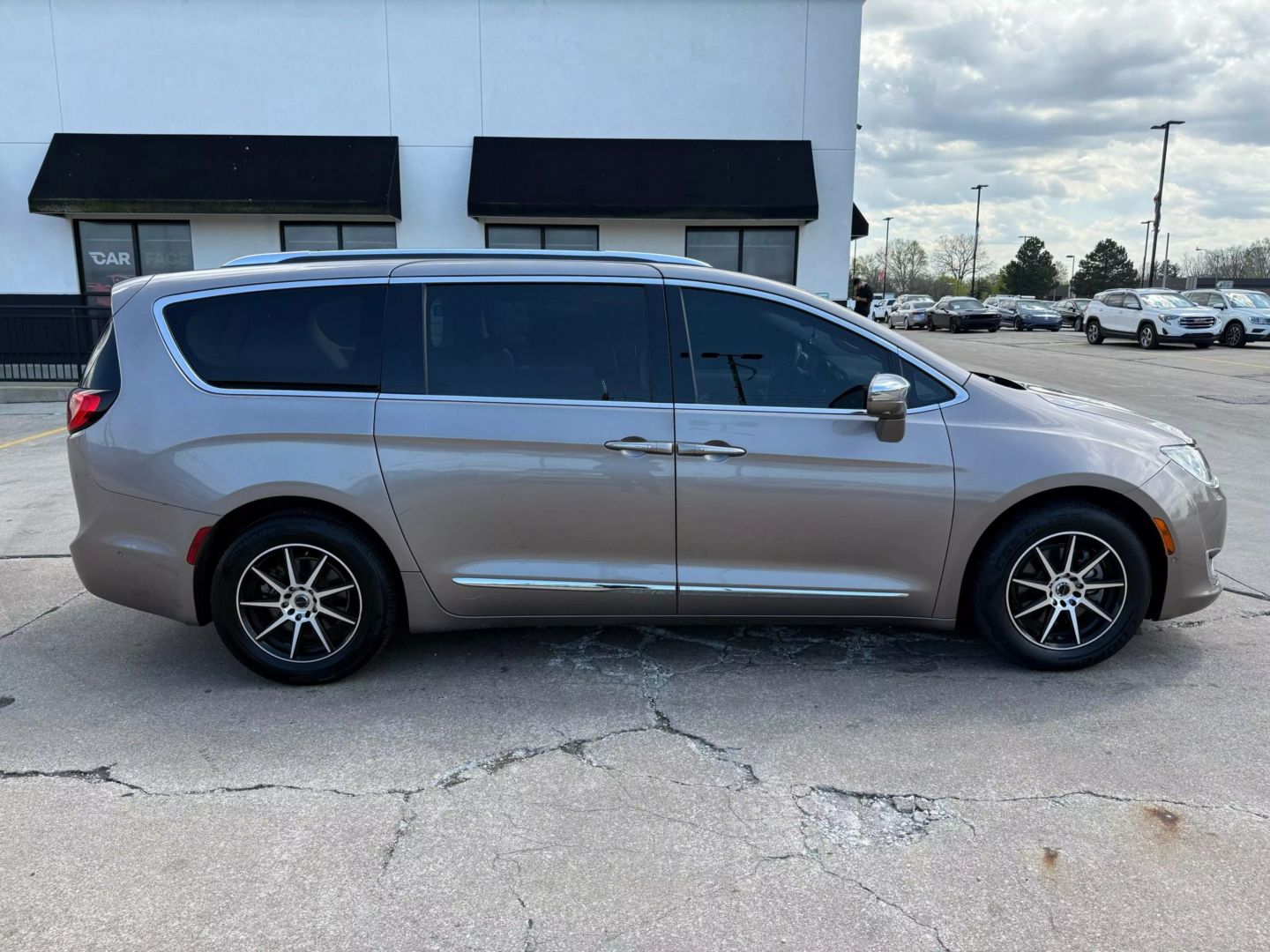 2017 Chrysler Pacifica - Image 16
