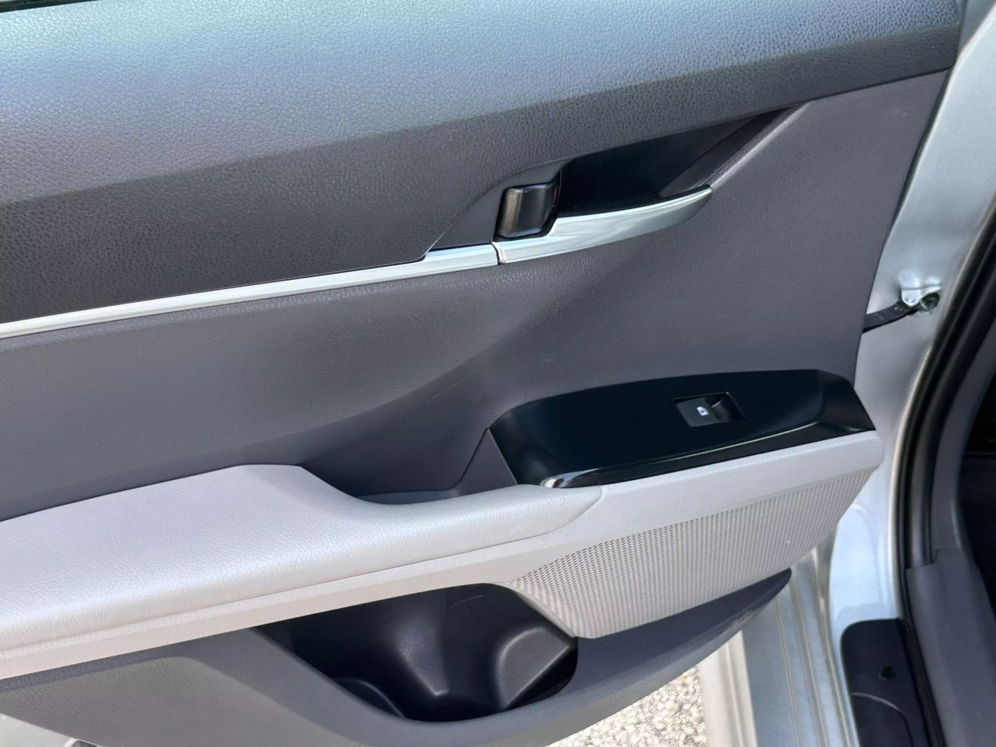 2020 Toyota Camry Hybrid - Image 15