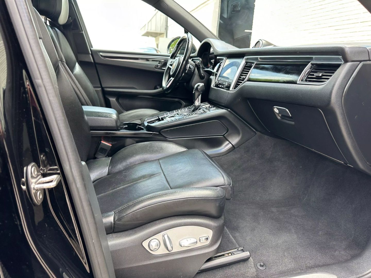 2017 Porsche Macan - Image 21