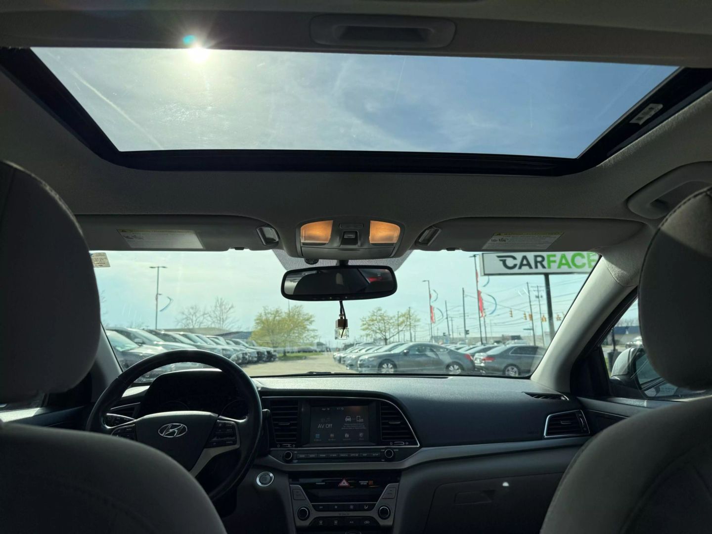 2018 Hyundai Elantra - Image 24