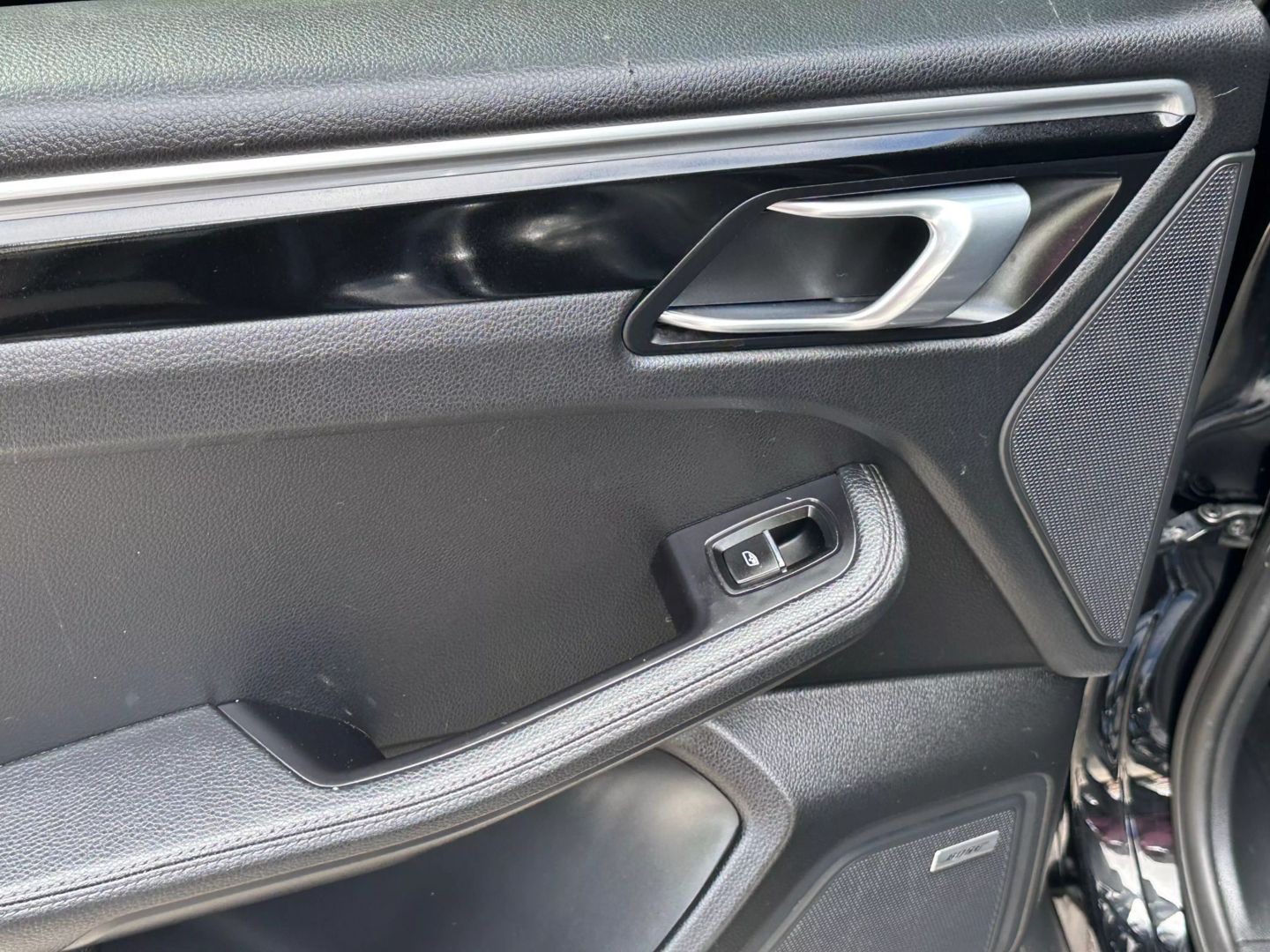 2017 Porsche Macan - Image 15