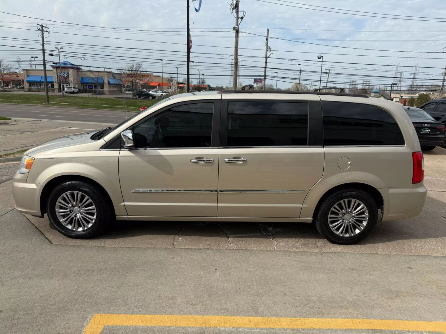 2016 Chrysler Town & Country - Image 6