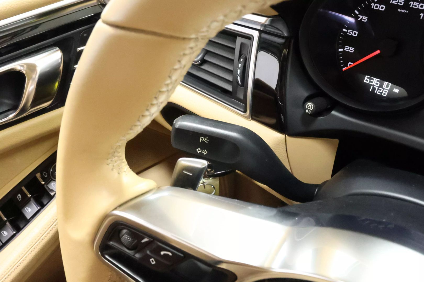 2016 Porsche Macan - Image 23